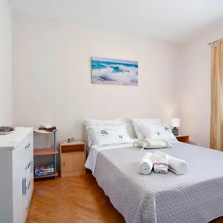 In Kanica With 1 Bedrooms And Wifi